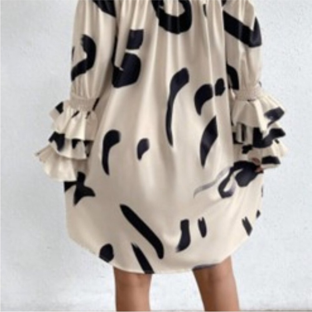 🌟3/$20🌟 Graphic black and cream Print Off Shoulder Layered Sleeve Dres - Picture 4 of 9